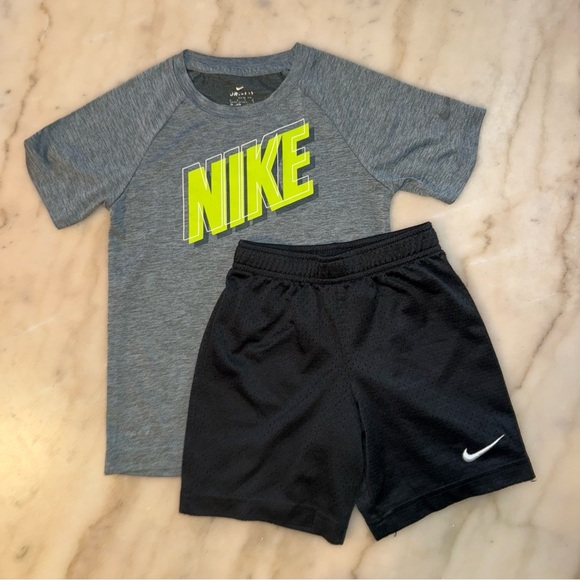 Boys Nike DriFit short sleeve shirt and short set size 5 (Small) - Picture 1 of 10